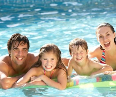 Happy-Family-in-the-pool